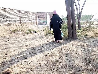 Pakistan Randi Girl exposed to Road