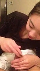 Koreaans meisje speelt met kleine zielige Koreaanse lul