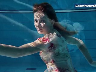 Teenage au ralenti en natation tchèque