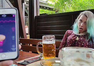 Barda üvey kız kardeşimin uzak orgazm kontrolü!