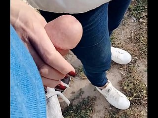 アマチュアの妻は、公共の場で危険な手コキをしています