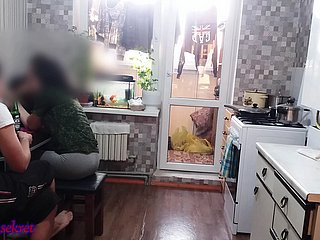 Echtgenoot ging weg en zijn vrouw werd geneukt door zijn beste vriend