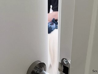 Tertangkap mendengarkan teman sekamar saya meniduri pacar kerasnya yang baru.