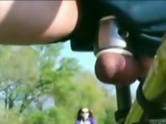 Fietsen terwijl vastgebonden ballen hangen