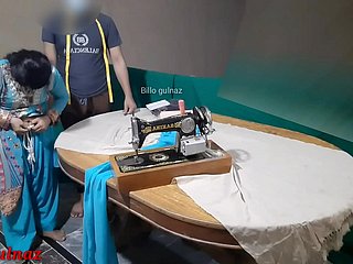 テーラーで犯されたデジの主婦非常に熱くて明確なヒンディー語のオーディオ。DesiIndianBhabhiは服を縫いました