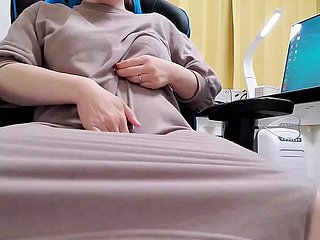 猫を濡らすことに非常に興奮している既婚女性