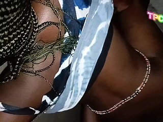 コンゴの黒人カップルが教会の家の片隅でハードコアセックスを交わす