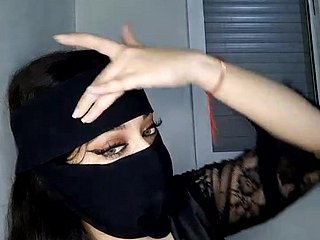 عرب MILF مجھے ویب کیم پر چھیڑتا ہے۔
