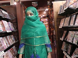 Frigid bella ragazza pakistana Nadia Ali succhia un grosso cazzo nella constitutionalization del Self-regard Chink