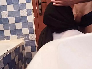 Puis, avec un lourd fardeau, un connard et un salaud sont entrés sur moi