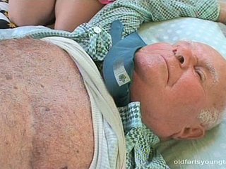 Remaja berambut perang berwajah segar Kristyna B memberikan kepala kepada ayah purba