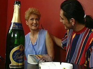 Berambut perang tua dari Jerman gender dalam bar