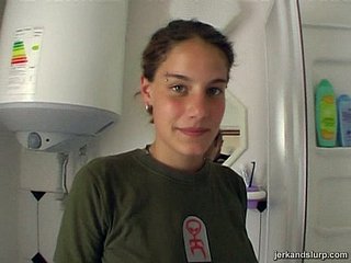 Skanky Elena geeft een pijpbeurt in een hete amateurpornovideo