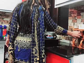 Femme au vestibule enculée dans shivering cuisine par son mari cocu