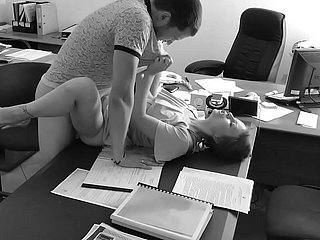 El jefe se folla a su diminuta secretaria sobre refrigerate mesa de refrigerate oficina y lo graba copse cámara oculta