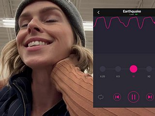 Il vibratore remoto aiuta la ragazza sola a venire close to pubblico