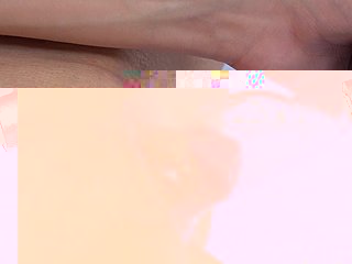 Sexy meid Belle Clarie spreidt haar benen en gebruikt een vibrator