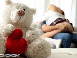 YENİ DUYGULAR - Sevgililer Günü'nde Doldurulmuş Hayvanından Daha Fazlasını İstiyordu (Athena Heart)