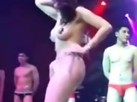 Modèles chinois exhibant leur corps