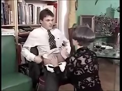 レースやストッキングおばあちゃんは、若い男と隔離されました