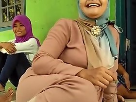 Bei Piedi mamma Hijab!