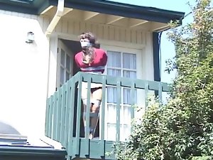 侵略赤シャツの女性の家