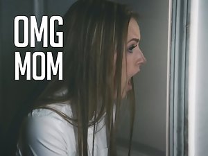 filha observa sua mãe e seu Mestre