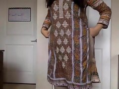देसी महिला स्ट्रिपिंग उसकी सलवार कमीज नग्न करने के लिए और हमें चिढ़ा