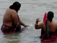 Mandi di Sungai bagus Desi