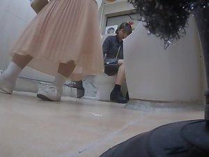 gadis Korea menggunakan powder-room bagian 4