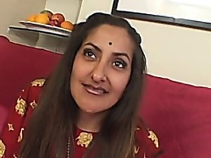 بڑی قدرتی چھاتی اور trilogy میں بڑا گول گدا کے ساتھ شہوانی، شہوت انگیز بھارتی MILF