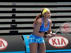 Serena Williams entrenando en Hotpants