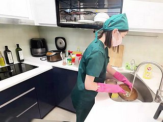 Wanita jururawat itu dimasukkan ke dalam badannya dari belakang oleh doktor dan broadcast mani di dalam pantat
