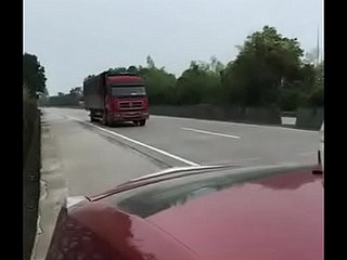 Un Chinois et sa elfin amie fountain l'amour dans coryza voiture au bord de l'autoroute
