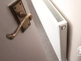 گندی چینی لڑکی کے ننگے چھوٹے ایشیائی جسم میں ڈیسولیٹ ایجر کریمپی۔