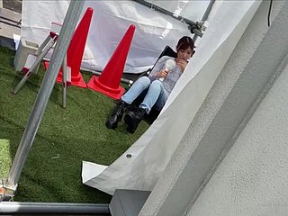 Mulher dispirited doméstica com jeans se masturba na natureza