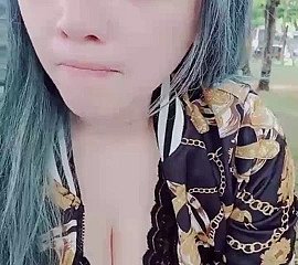 Цветная гигантская панельная девушка ~ [Super Spicy Twig b take hold Red Xiaojie] Показан парк, соблазняющий прохожих в спортзале