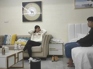 Seorang wanita cantik keluar untuk membuka rumah. Wanita Tiongkok sangat senang