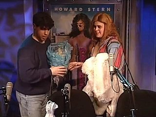 Flu intersexual Maryann le muestra su pene y su vagina a Howard Invidious