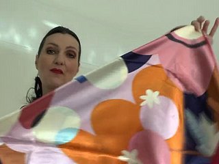 Magnifique démonstration de foulard en satin, JOI Lady Victoria Valente
