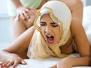 مسلمة جميلة ذات ثديين كبيرين بابي ستار تنحني وتأخذ قضيبًا سمينًا في مؤخرتها - Hijab Hookup