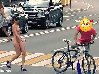ジェニーが公共の場で裸になる様子を隠しカメラが捉える