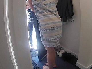 最近離婚したばかりの若い母親が、配達員を誘惑して体を露出させ、セックスをする。そして、中出しまで許してしまう。