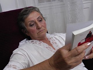 Questa nonna eccitata si masturba ogni singolo giorno della settimana