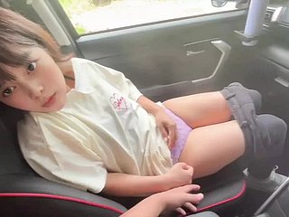 아르바이트를 마치고 난 뒤 그녀의 시큼한 냄새를 참을 수 없어 차 안에서 섹스를 하는 커플.