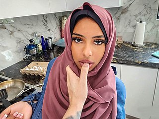 Une MILF arabe doit apprendre quelques choses