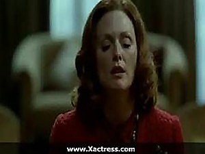 Горячая рыжая Джулианна Мур трахает и дрочит член в горячей сексуальной сцене