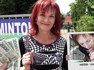 Czech Streets 111 Mevrouw Irena houdt fore rigidify en pikken