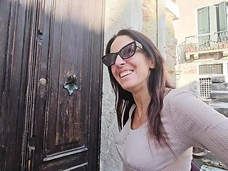 Ты заводишь меня, когда гуляешь по Венеции. Полное видео на моей странице OF.