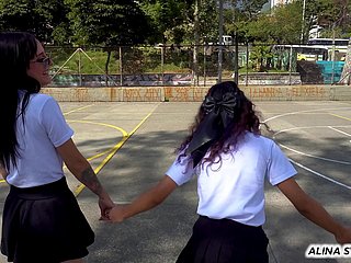 Duas estudantes rebeldes abandonam painless aulas para se divertirem apaixonadamente como lésbicas